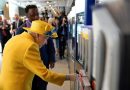 ¡Sorpresa! Aparece Isabel II para inaugurar línea del metro con su nombre