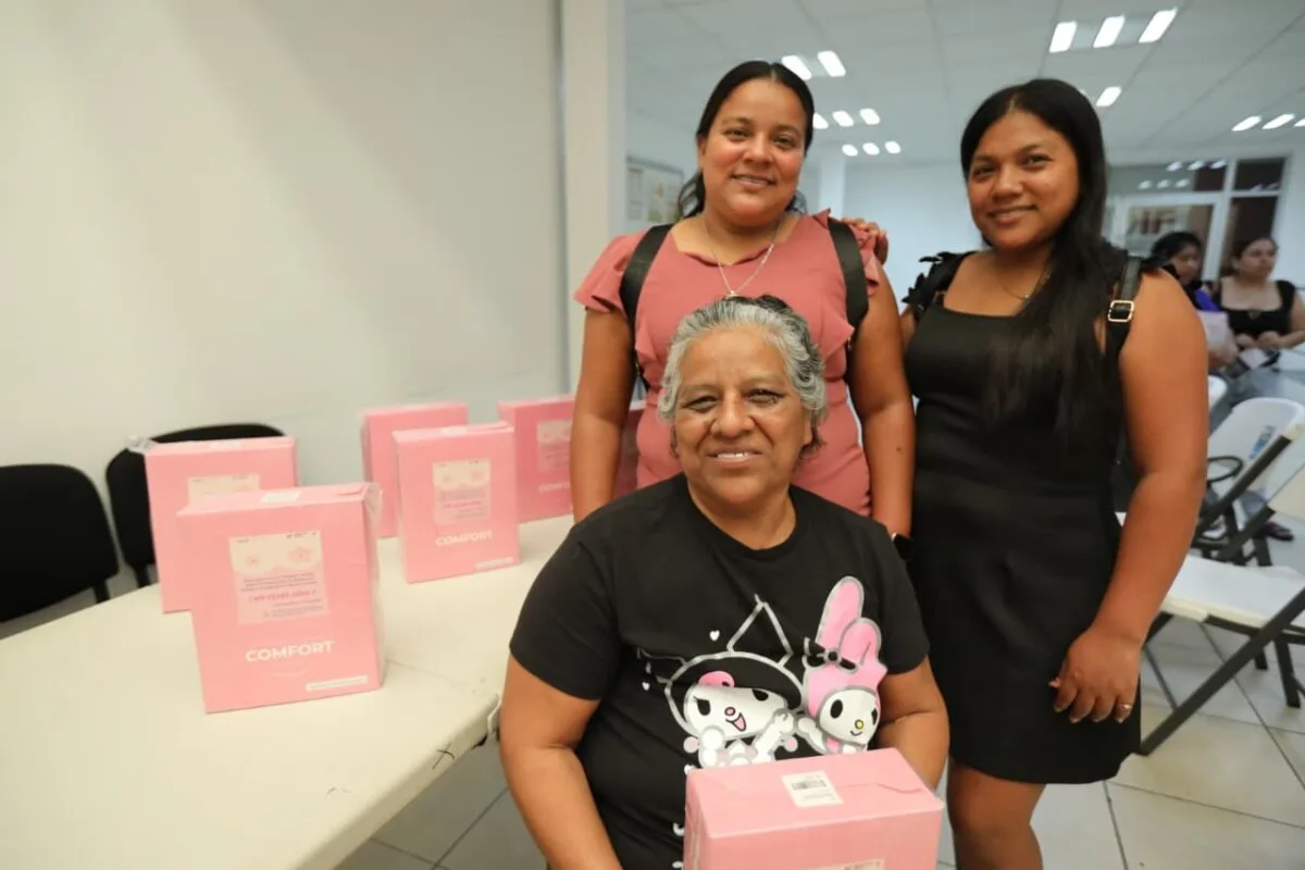Mujeres sobreviviente de cáncer reciben prótesis de mama y sostenes de tela suave