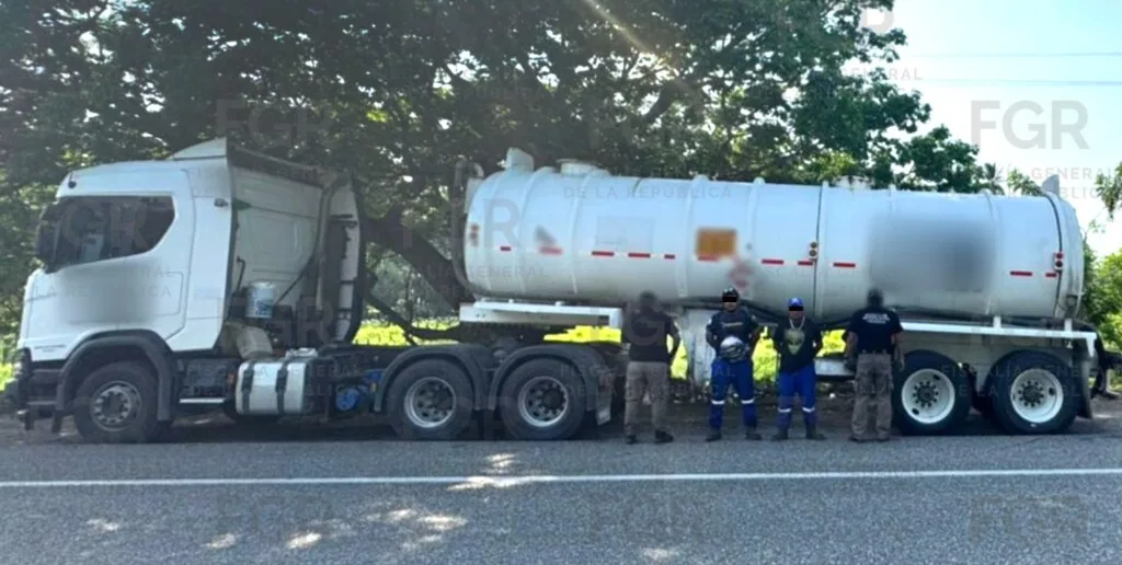 Cae tractocamión con 20 mil litros de combustible presuntamente ilícito en Centla; FGR abre investigación