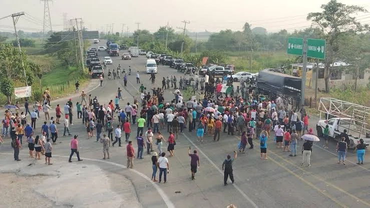 ¡Habitantes de Tamulté de las Sabanas amenazan con bloquear la Villahermosa–Frontera por apagones!