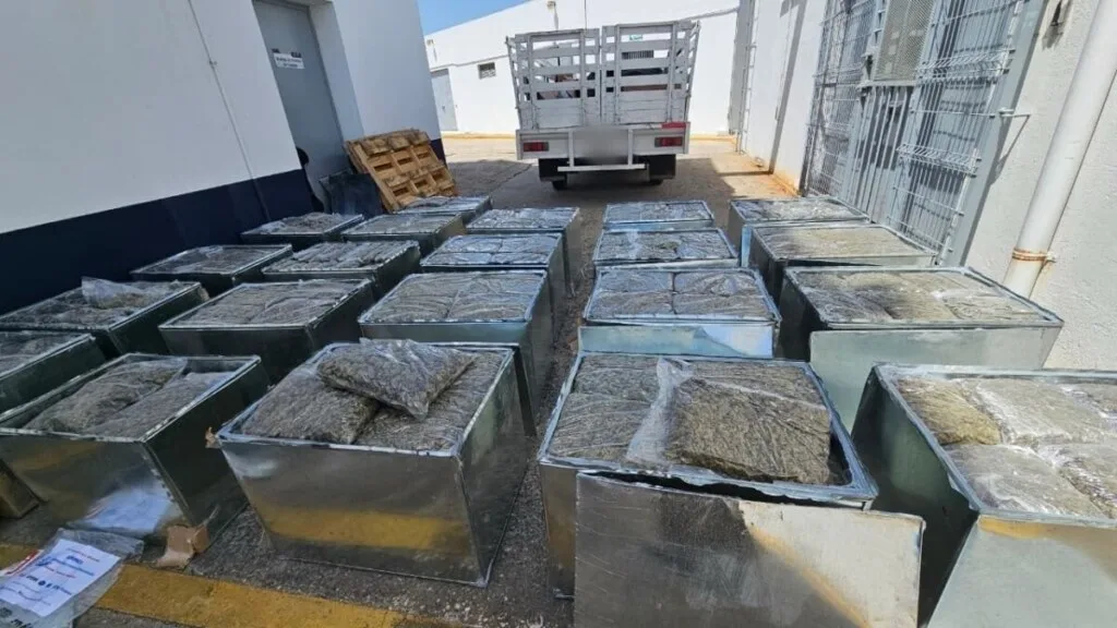 Aseguran 600 kilos de marihuana ocultos en falsos aires acondicionados; hay un detenido en Tabasco