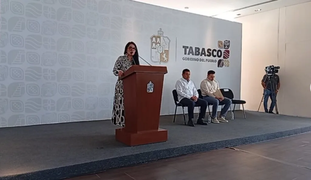 Detienen a mujer con armas, lanzagranadas, explosivos y presunta droga en Centro, Tabasco